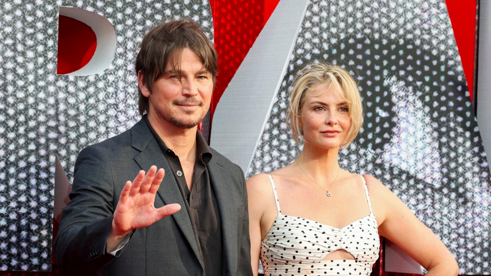 Zamilovaní i&nbsp;po&nbsp;letech! Josh Hartnett vzácně vyrazil na&nbsp;veřejnost i&nbsp;se svou ženou