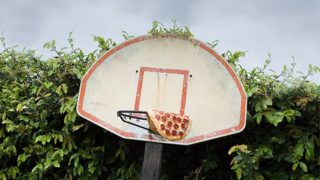 GALERIE: Zábava, nebo nejzbytečnější věc na&nbsp;světě? Chlapík fotí pizzu na&nbsp;různých místech