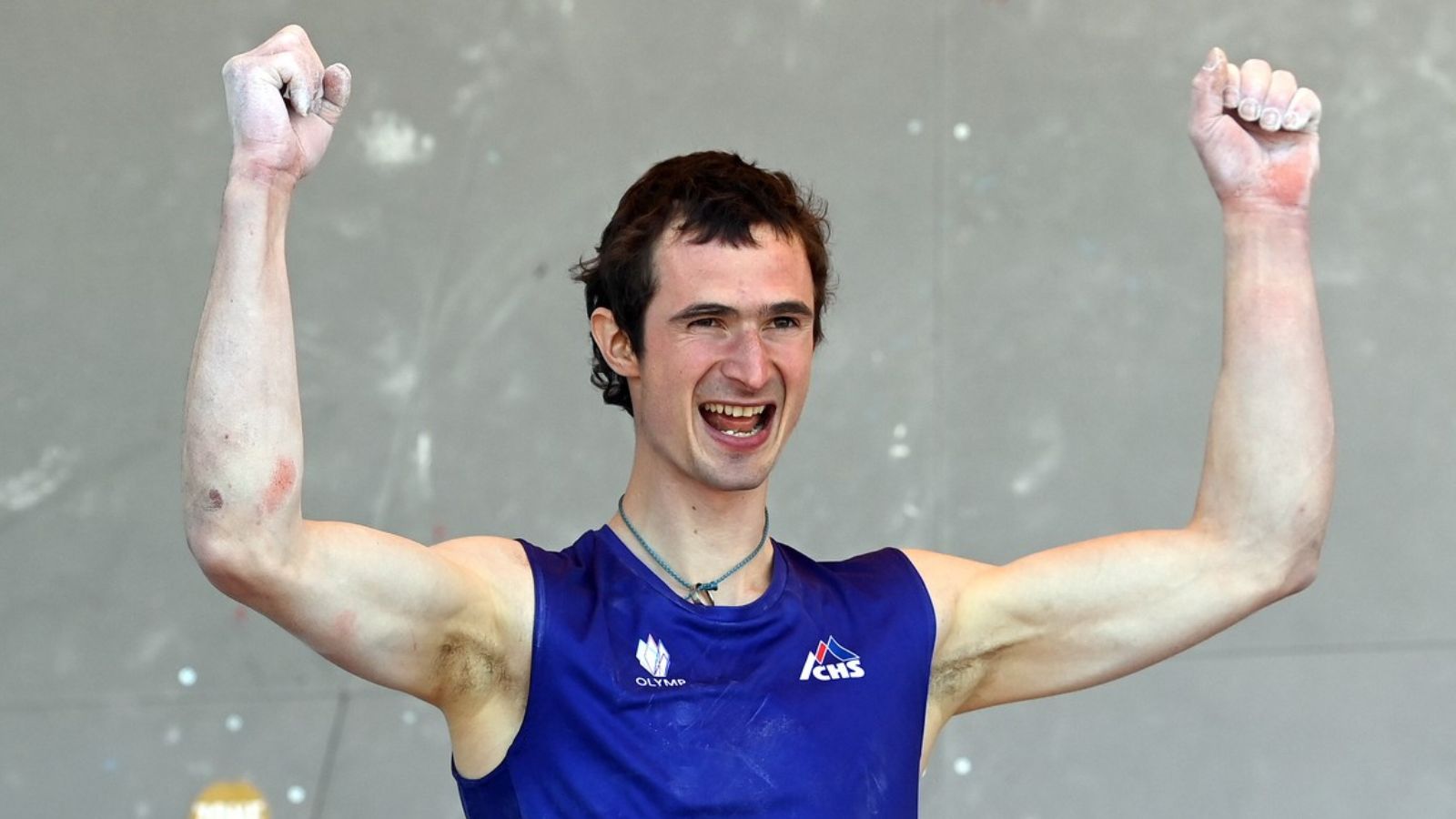 Bez něj ani ránu! Adam Ondra vysvětlil, proč nosí kolem krku talisman