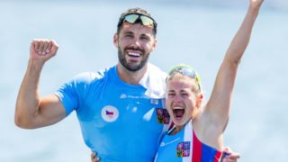 Společný bronz! Snoubenci Josef Dostál a&nbsp;Anežka Paloudová ze radují z&nbsp;úspěchu na&nbsp;mistrovství světa