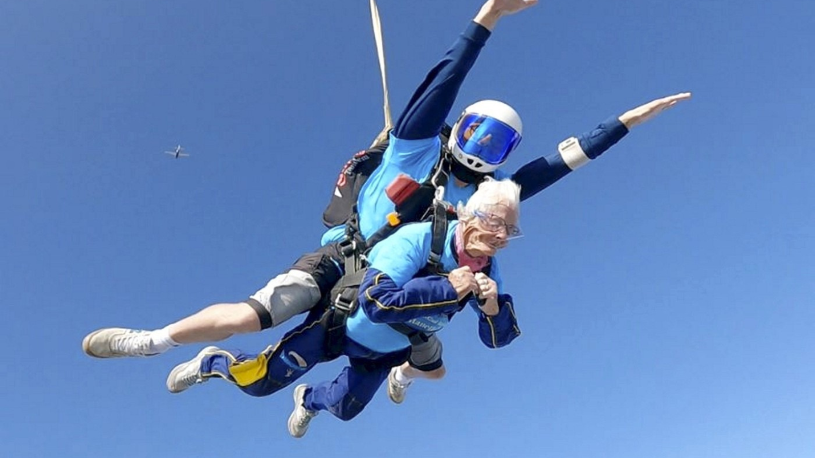 Neskutečné! Britka oslavila 102.&nbsp;narozeniny seskokem padákem