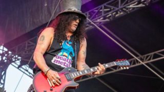 Příčina smrti nevlastní dcery Slashe je známa. Otrávila se vysoce toxickým plynem