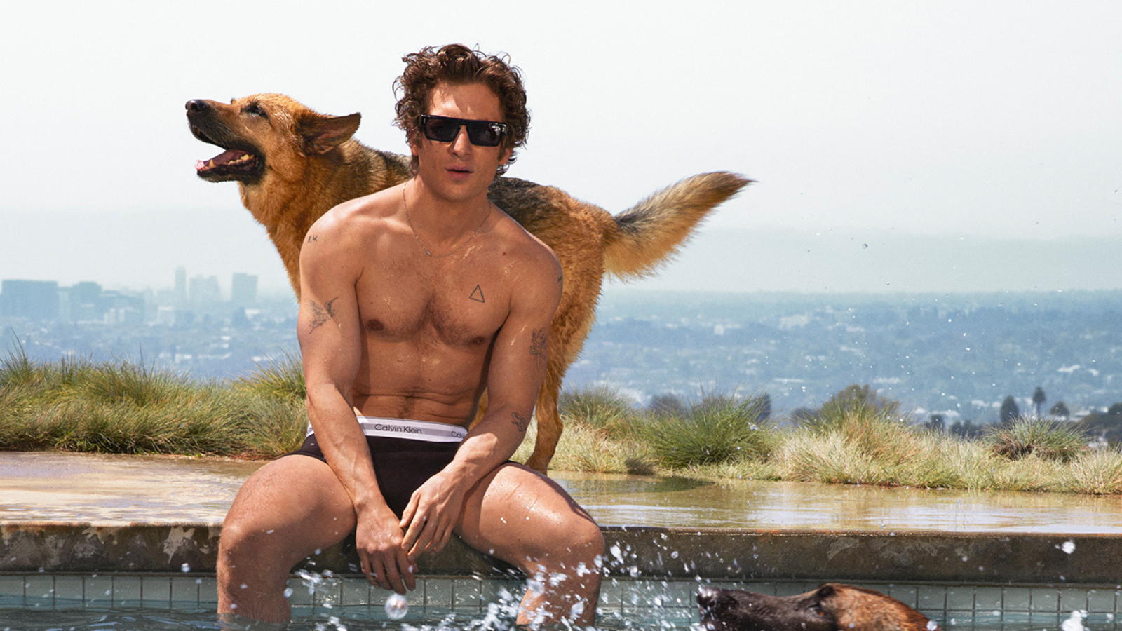 Jeremy Allen White ukazuje své svaly v&nbsp;nové kampani Calvin Klein