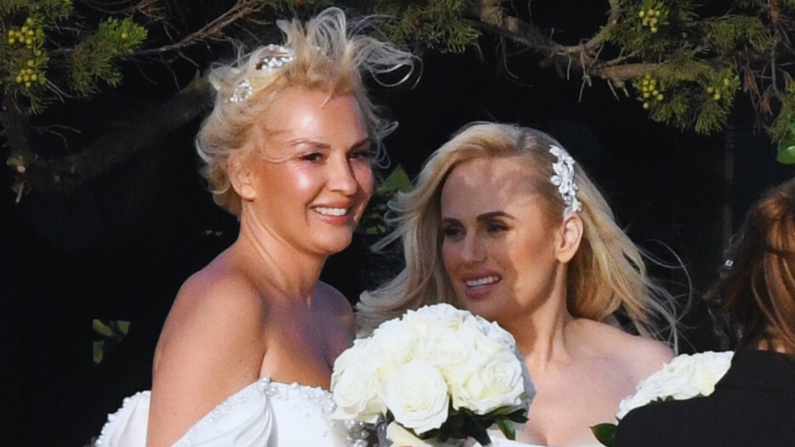 Komička Rebel Wilson si vzala na&nbsp;Sardinii svou partnerku. Společně vychovávají dceru