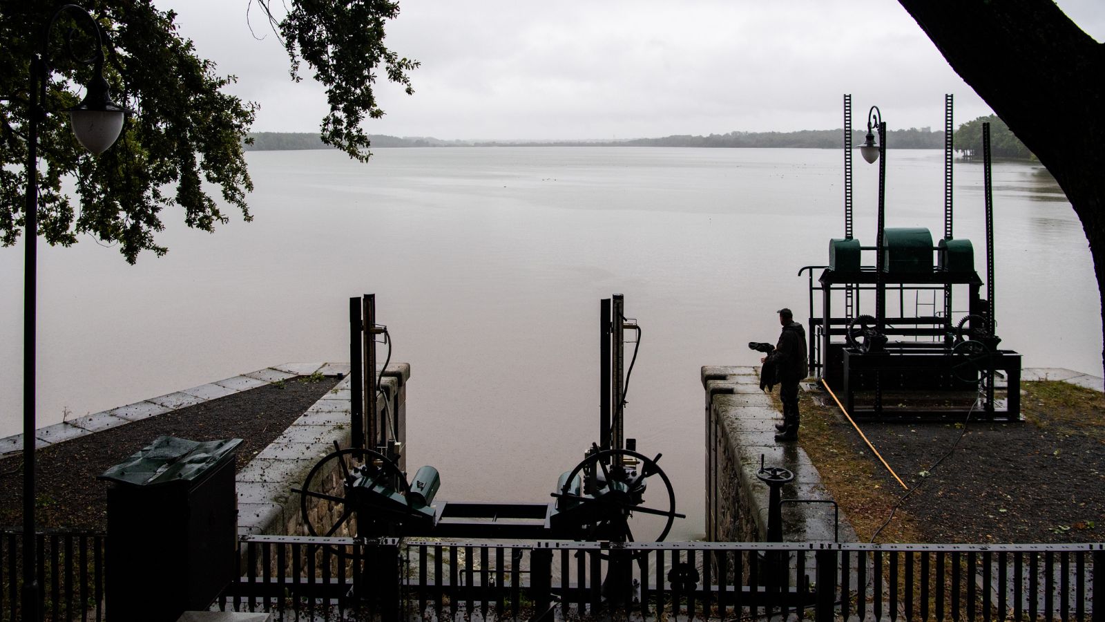 Rybník Rožmberk přetekl. Jižní Čechy čelí povodňové hrozbě