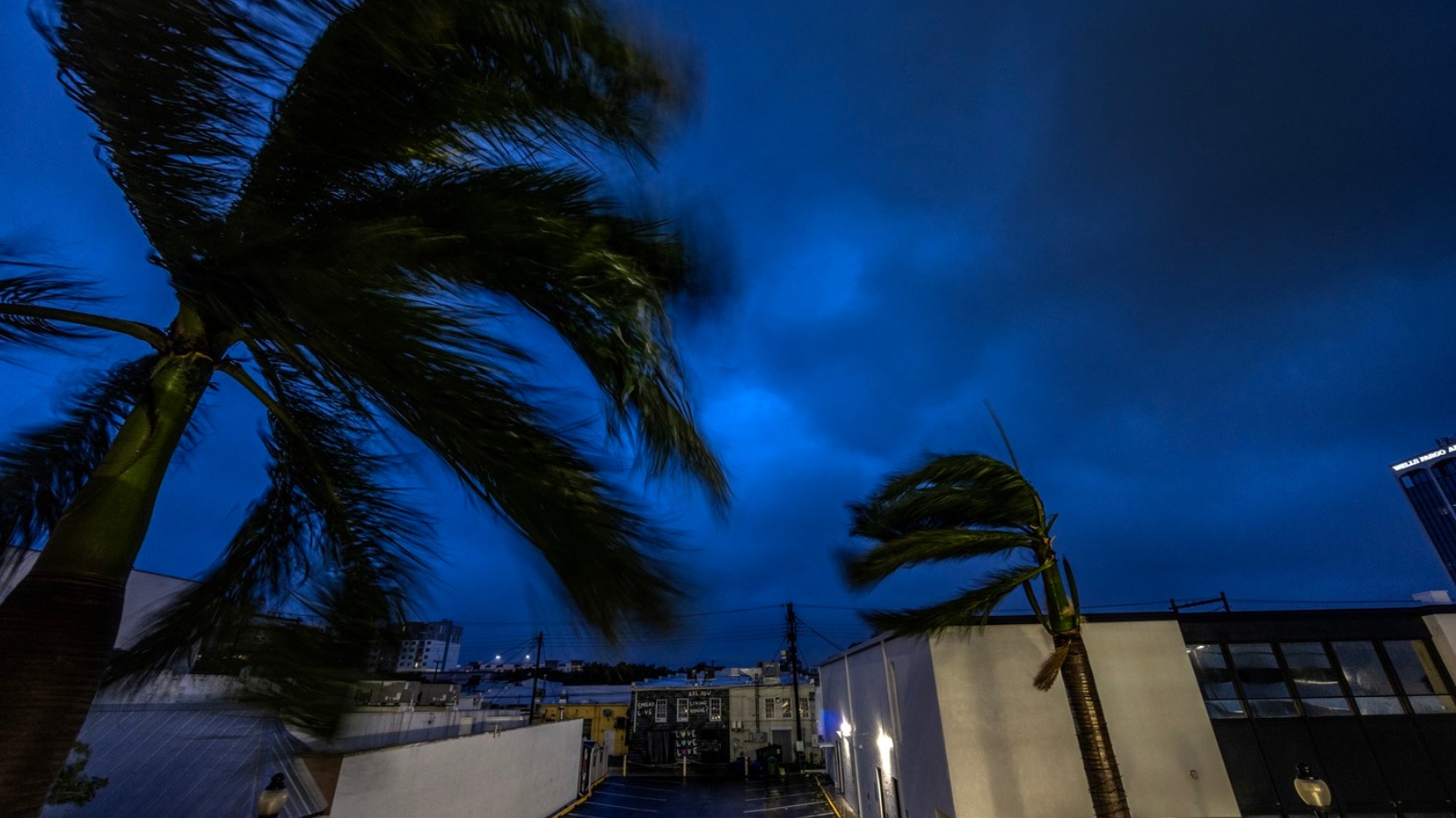 Hurikán Milton dorazil na&nbsp;Floridu, úřady hlásí již několik úmrtí
