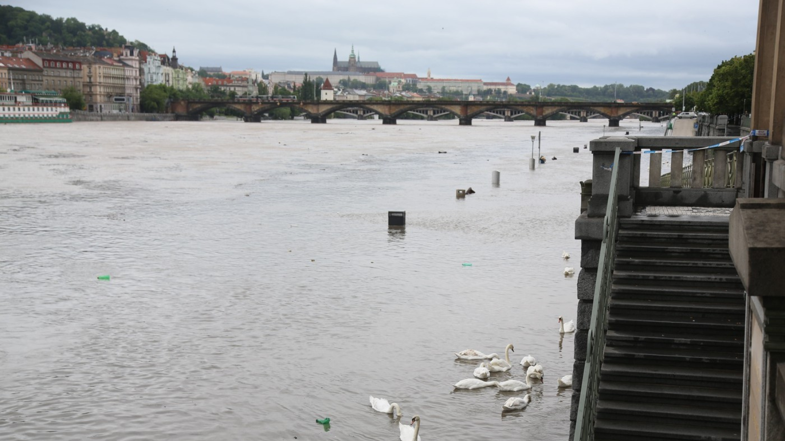 Vláda prodloužila nasazení vojáků: Až 1000 členů armády bude pokračovat v&nbsp;likvidaci následků povodní