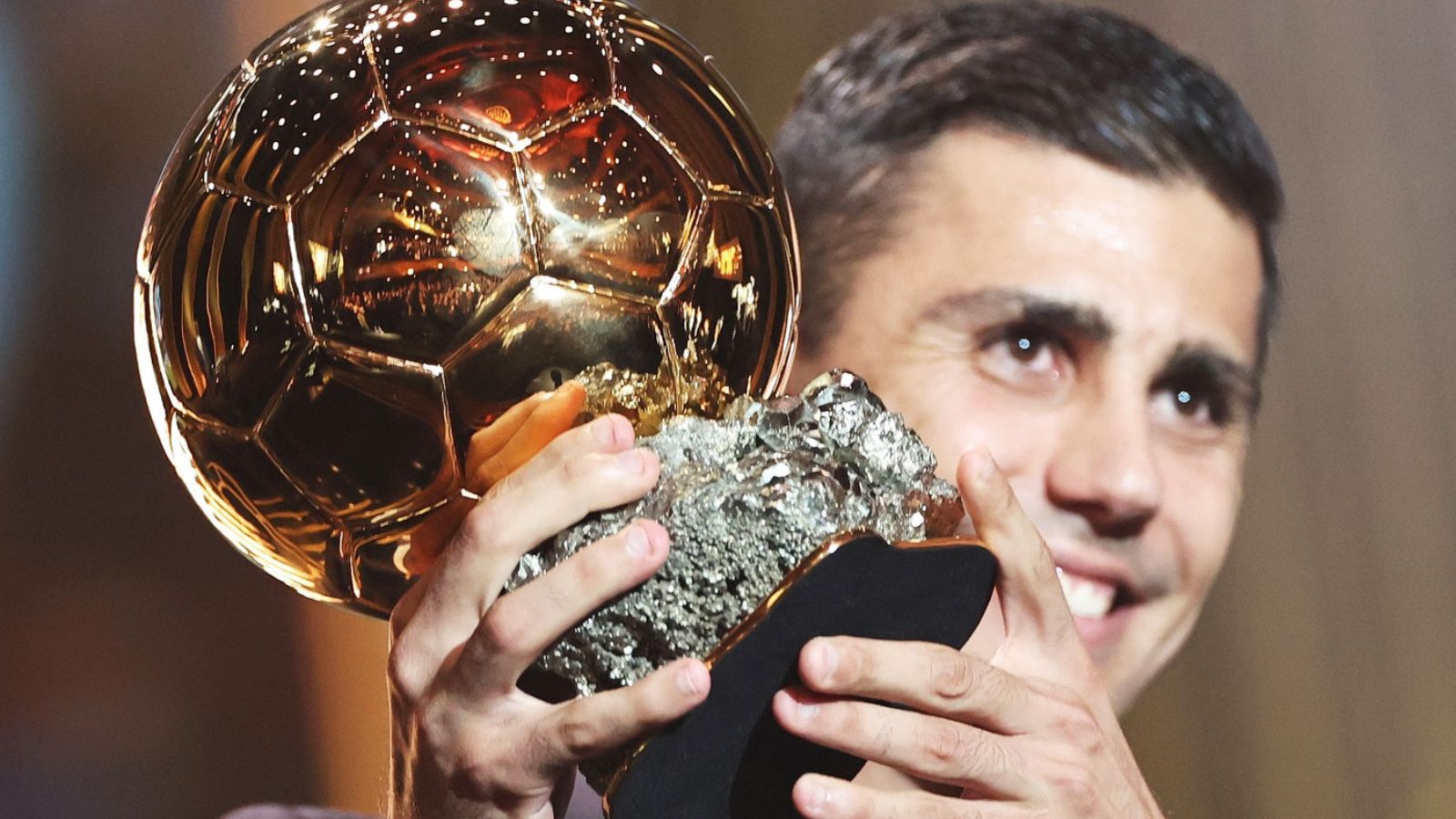 Vítěz Zlatého míče Rodri ocenění věnoval fotbalistům, kteří jsou ve stínu jiných hráčů