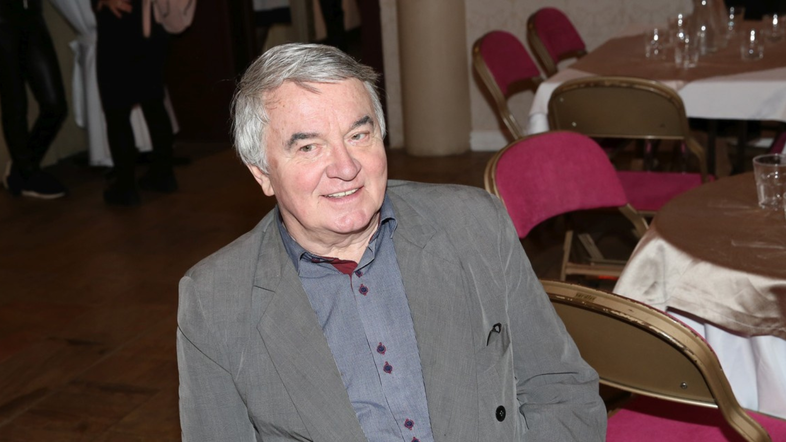 Hrob Vlastimila Harapese odhalen: Skromný náhrobek a&nbsp;zlatý podpis