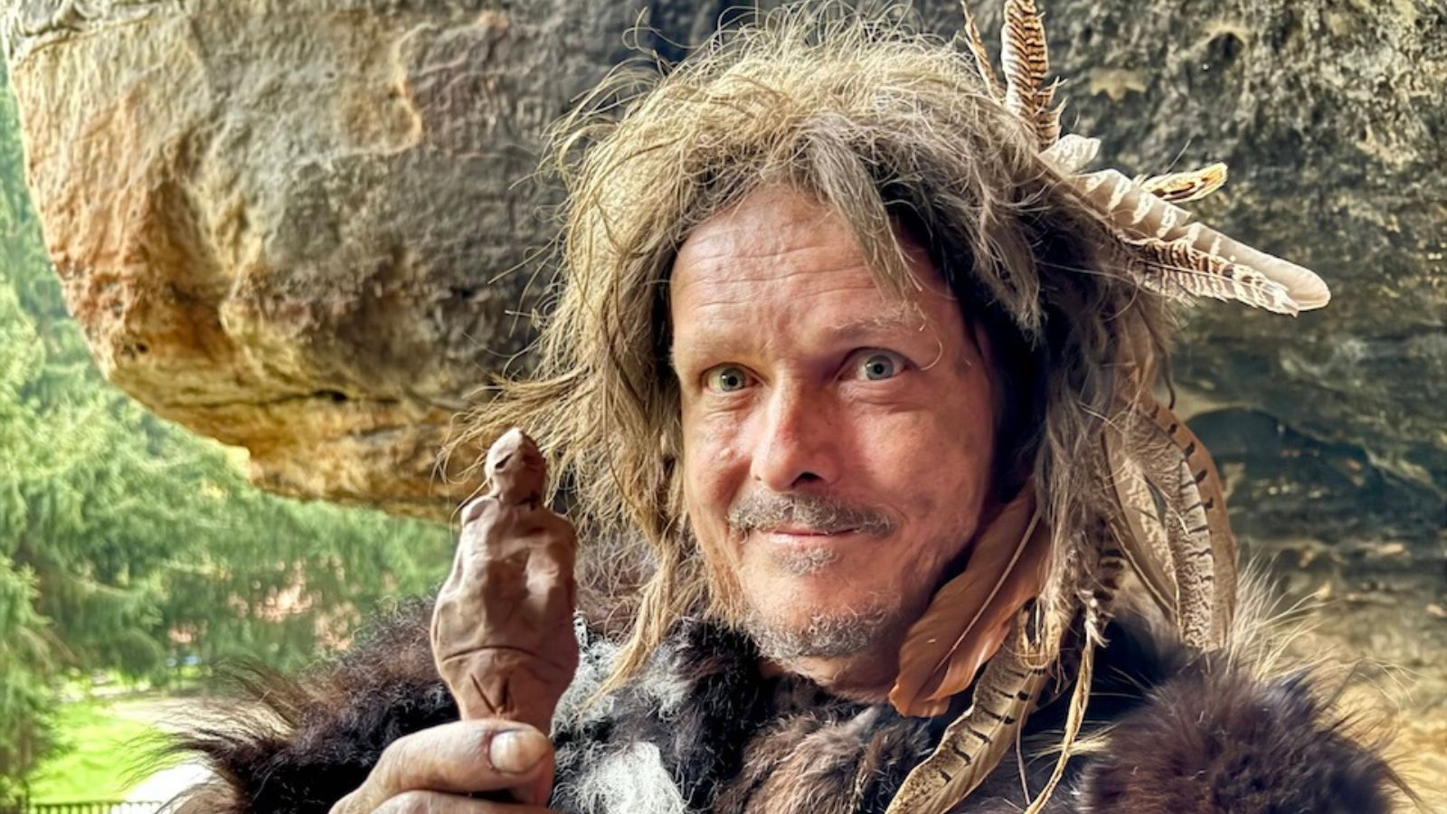 Chinaski si v&nbsp;novém klipu zahráli neandrtálce a&nbsp;chystají speciální narozeninové album