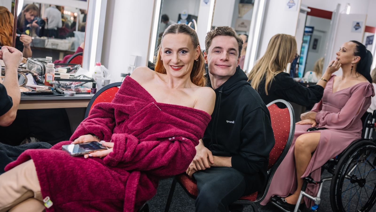 Úsměvy a vzácná návštěva! Během benefičního večera StarDance panovala v zákulisí dobrá nálada