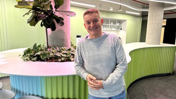 Vladimír Hron: Nechtěl jsem jen stát na&nbsp;pódiu a&nbsp;vyprávět vtipy. Chtěl jsem zpívat a&nbsp;bavit lidi 