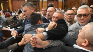 Napětí v&nbsp;srbském parlamentu: Poslanci se poprali kvůli debatě o&nbsp;tragédii v&nbsp;Novém Sadu