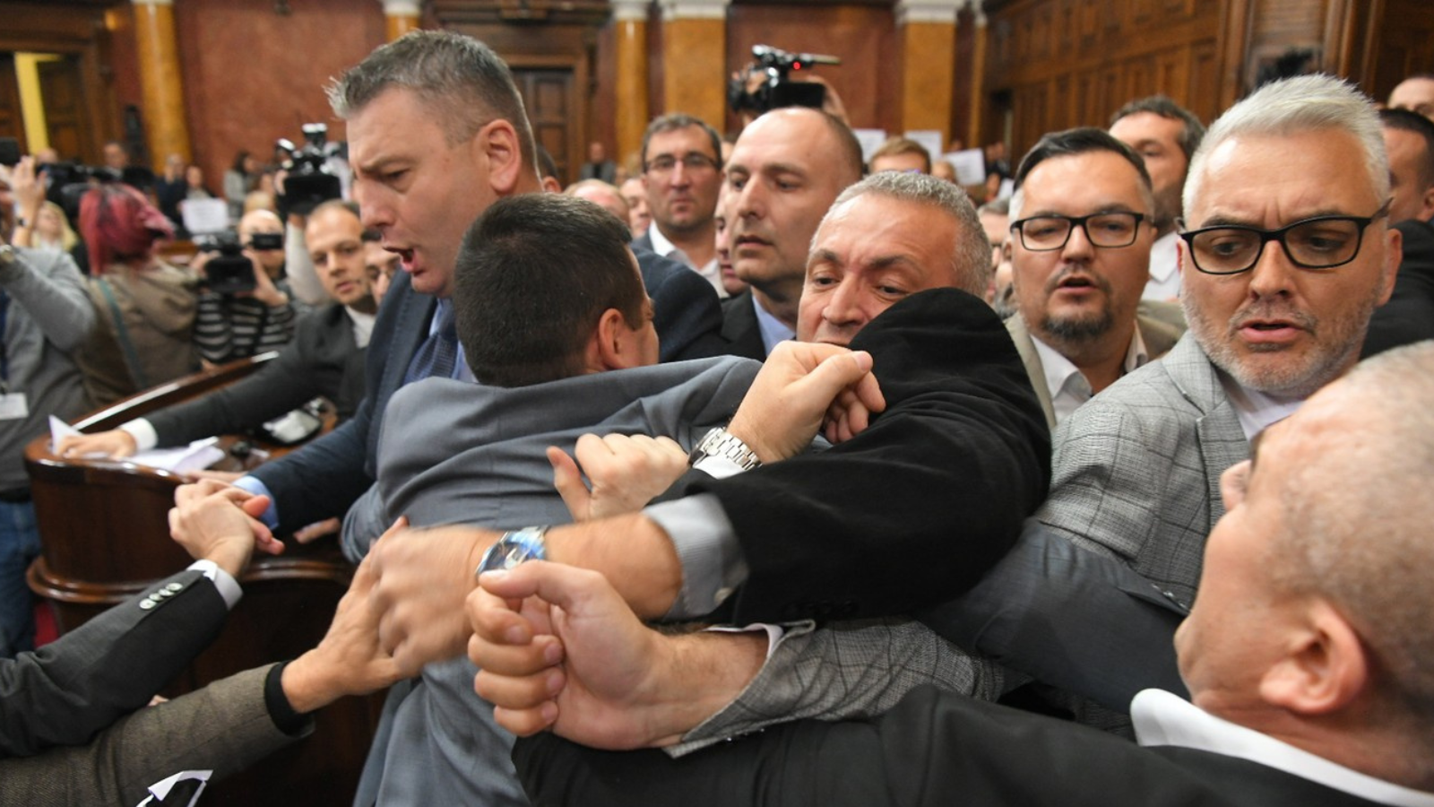 Napětí v&nbsp;srbském parlamentu: Poslanci se poprali kvůli debatě o&nbsp;tragédii v&nbsp;Novém Sadu