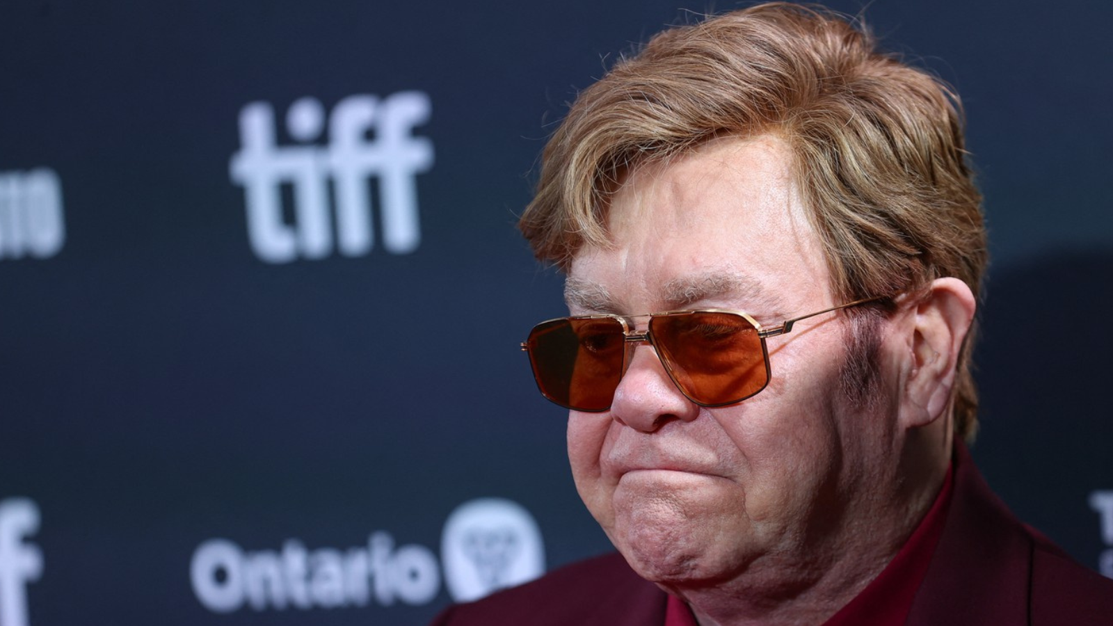 Elton John přišel o&nbsp;zrak