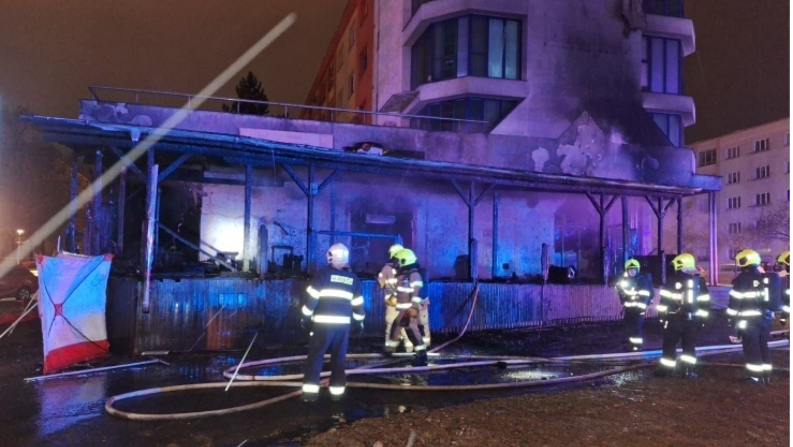 Při požáru restaurace v&nbsp;Mostě zemřelo šest lidí, další jsou zranění