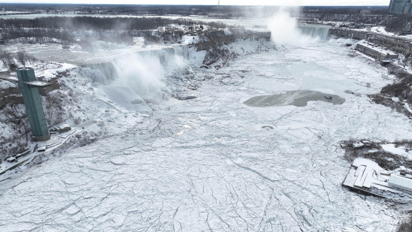 Takto jste je ještě neviděli! Niagarské vodopády částečně zamrzly kvůli extrémním mrazům