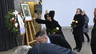 Pohřeb Petra Hanniga (†79): Lucie Bílá se neubránila slzám, syn Jan málem nestihl poslední rozloučení