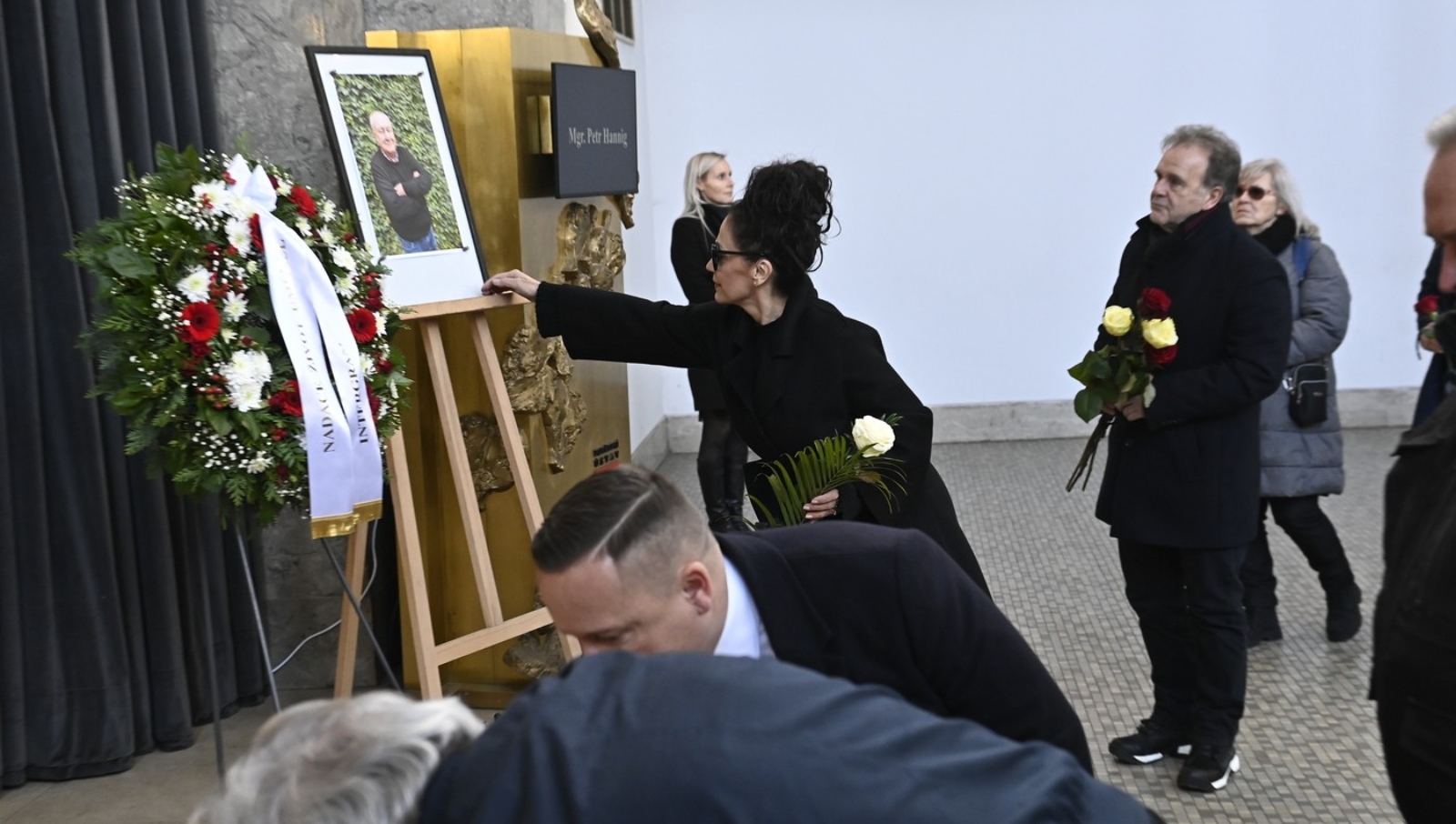 Pohřeb Petra Hanniga (†79): Lucie Bílá se neubránila slzám, syn Jan málem nestihl poslední rozloučení