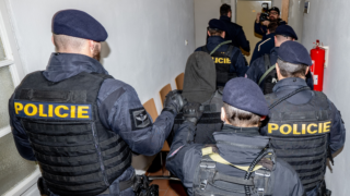 Mladík, který v&nbsp;Hradci Králové ubodal dvě ženy, jde do vazby