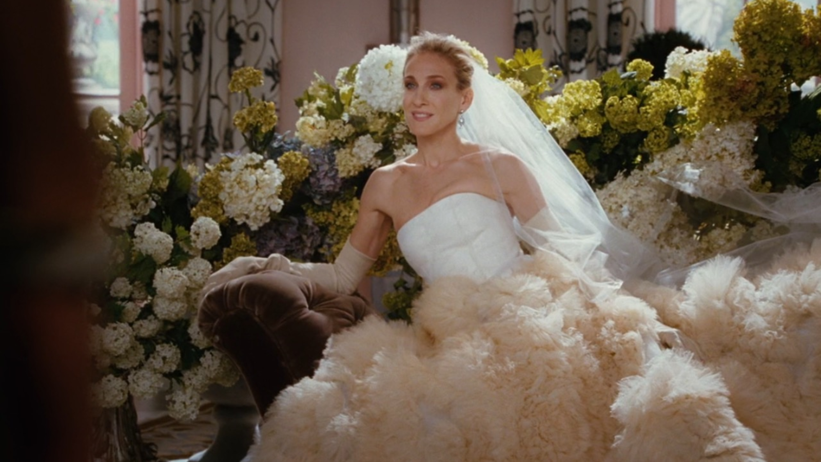 Cože? Ikonické svatební šaty Carrie Bradshaw skončily v secondhandu za pouhých 456 Kč