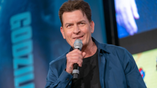 Nespoutaný život rebela Charlieho Sheena. Drogy, alkohol, nevěra i&nbsp;napadení