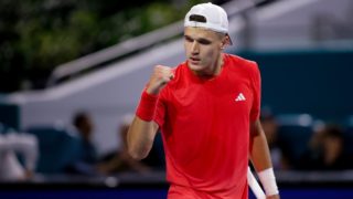 Fenomenální Menšík porazil světovou trojku a&nbsp;ve finále v&nbsp;Miami vyzve svého idola Djokoviče