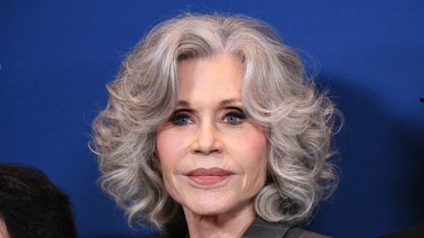 Jane Fonda roztáhla župan a&nbsp;vyděsila medvěda! Divoká šelma jí zanechala na&nbsp;koberci dárek