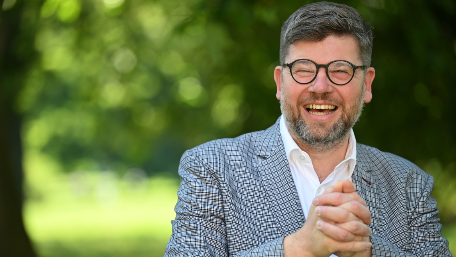 Coming out politika Jiřího Pospíšila. Rezignuje a&nbsp;připravuje se na&nbsp;příchod dcery, odnosí ji kamarádka