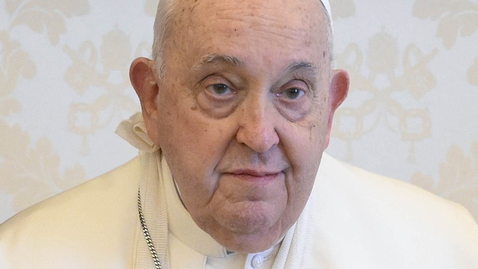 Stav papeže Františka se mírně zlepšil. Prognóza je však stále nejistá