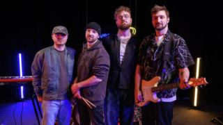 Poetika rozdělila nadcházející desku na&nbsp;dvě části. Veselou část uvádí singl Slunce o&nbsp;naivitě zamilovaných