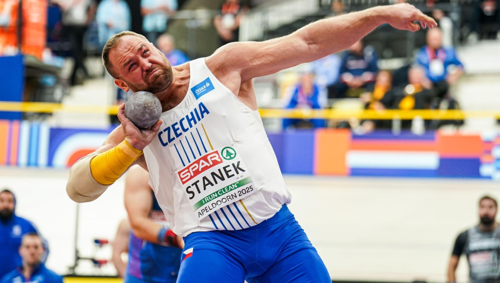 Bronzová neděle! Koulař Tomáš Staněk a česká ženská štafeta mají cenný kov
