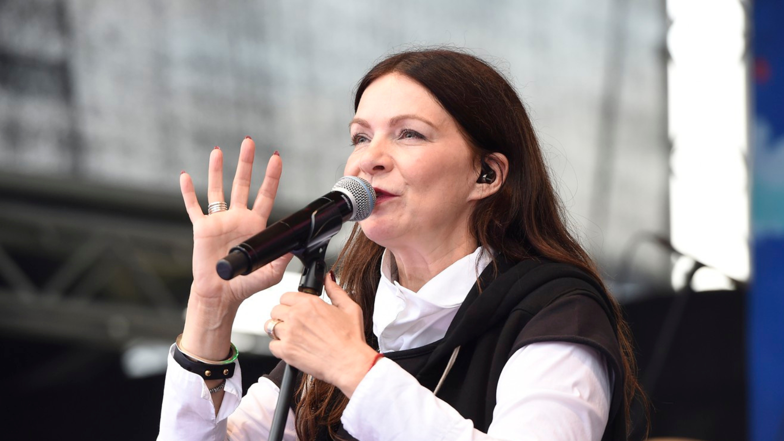 Anna K. přespává u svého příbuzného. Do smrti mu bude splácet peníze