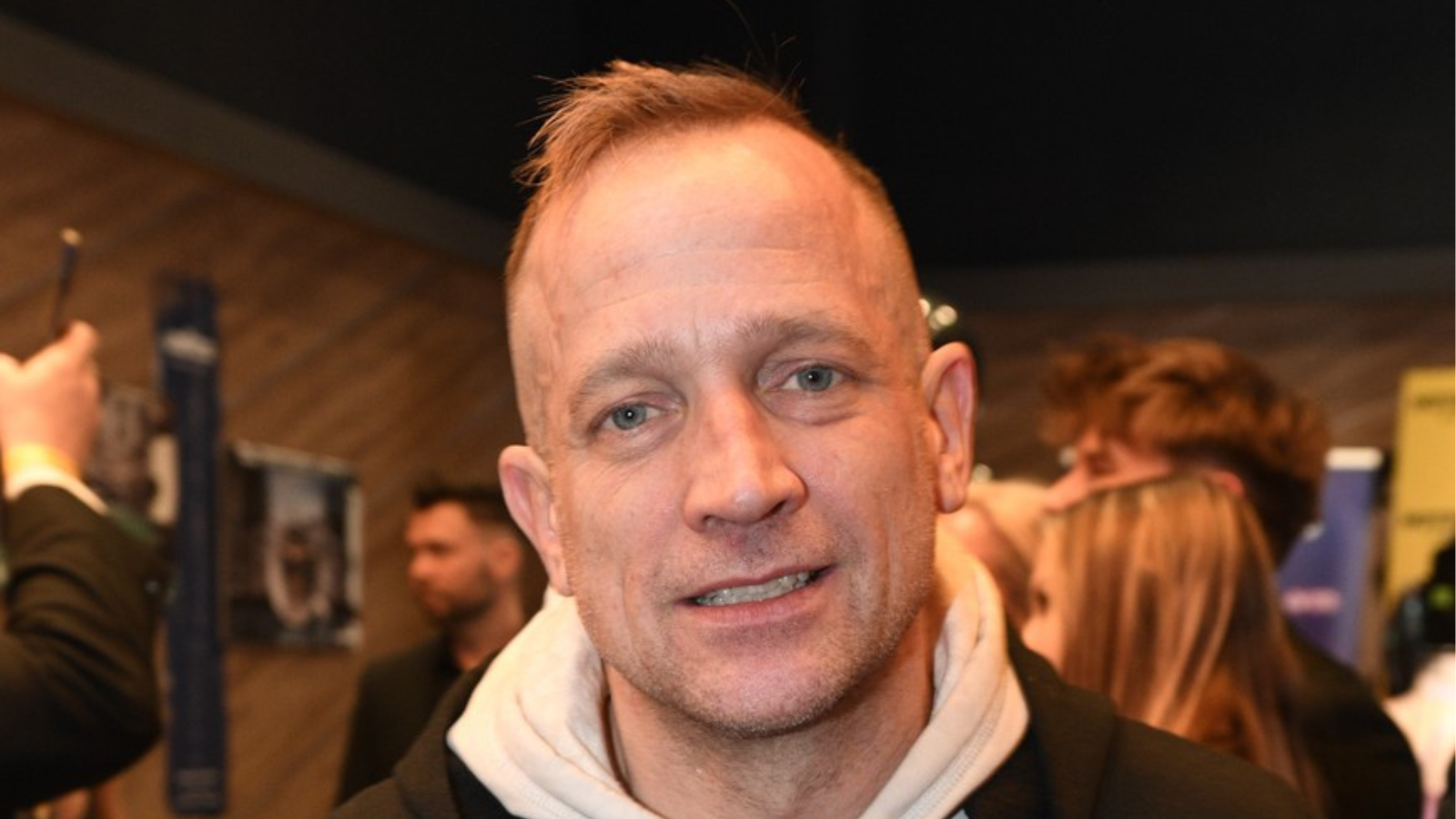 Martin Kocián si nechal vytetovat nápis Lunetic na čelo. Vše natočil na video