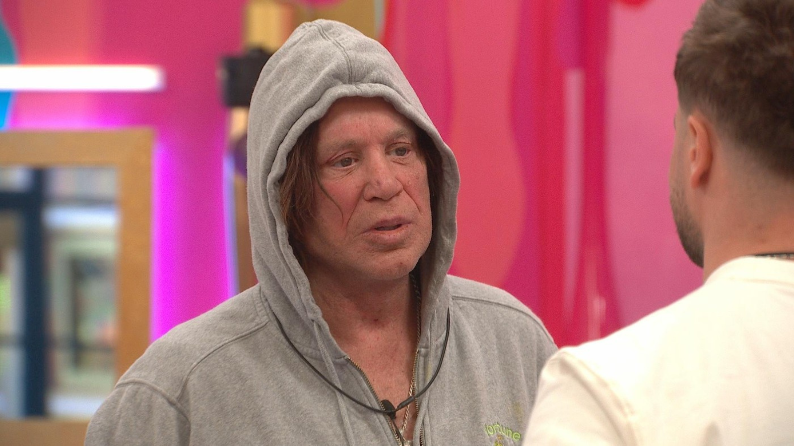 Mickey Rourke končí v&nbsp;britském Celebrity Big Brother. Důvodem je incident i&nbsp;homofobní poznámky vůči JoJo Siwa