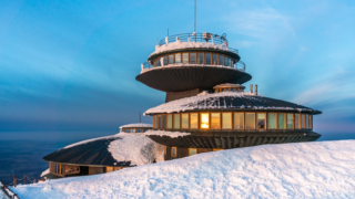 Apríl na&nbsp;Sněžce? Nejvyšší horu ČR zasáhl vítr o&nbsp;síle orkánu