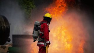 Fascinace hasičskými zásahy vedla Brita k&nbsp;založení dvou požárů ve vlastním domě