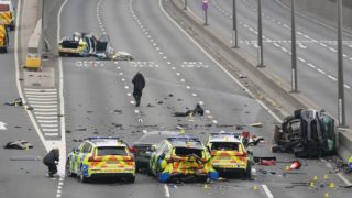 První rande jako z&nbsp;akčního filmu: Skončilo úprkem před policií a&nbsp;havárií