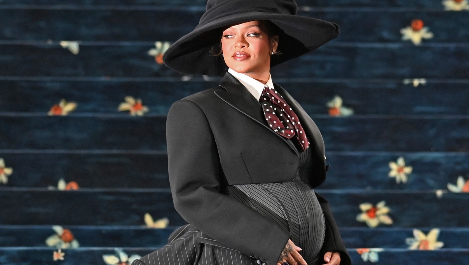 Bříško v korzetu a neskutečně sexy! Zpěvačka Rihanna je potřetí těhotná