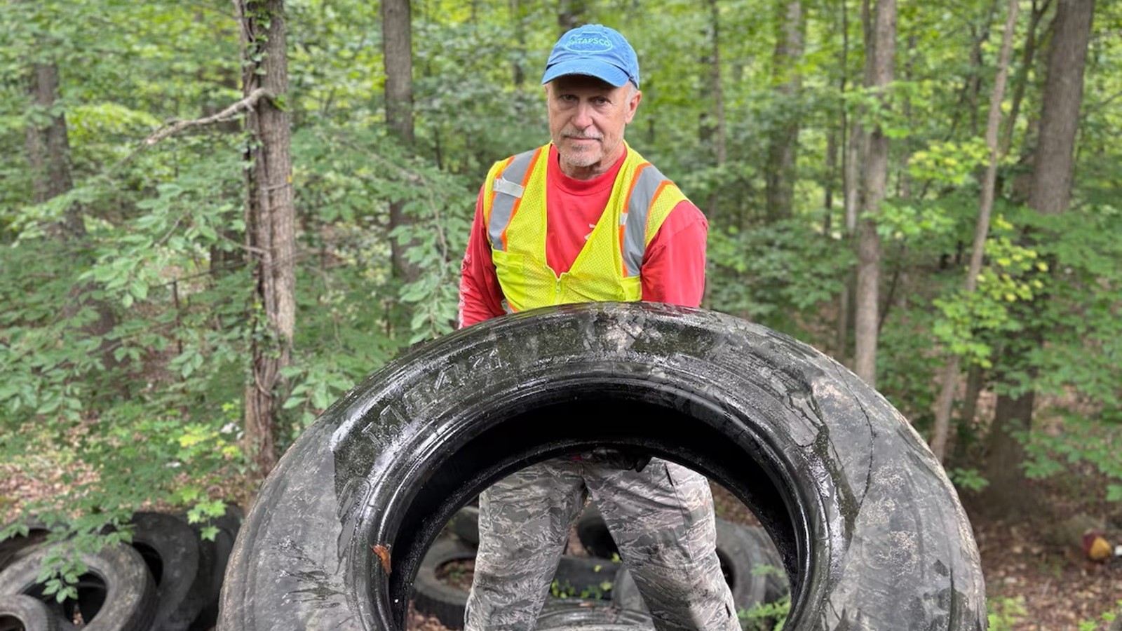 Americký penzista uklízí přírodu. Už sebral přes 15 tisíc starých pneumatik