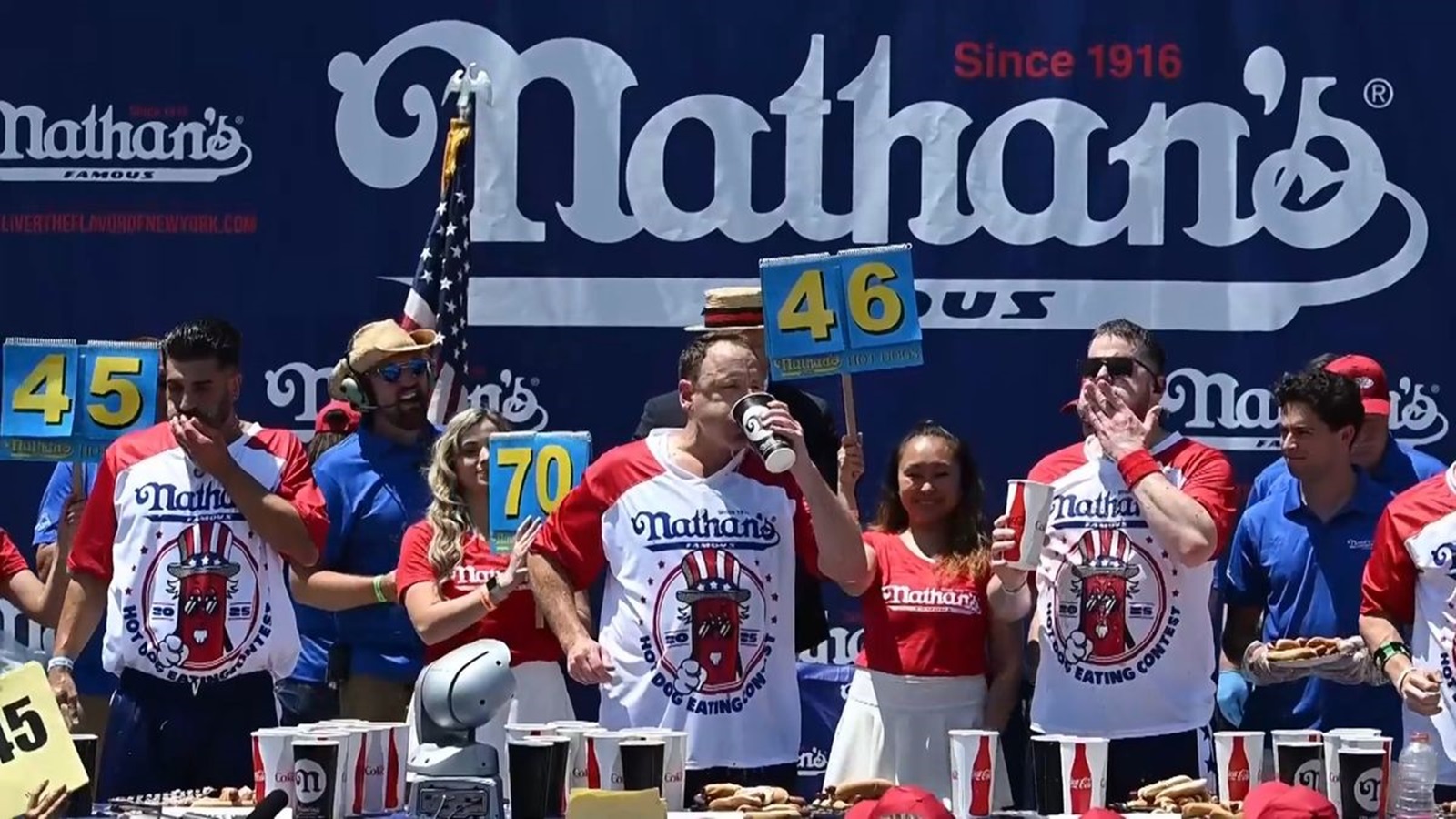 Americký rekordman spořádal 70 hotdogů za 10 minut a získal další titul