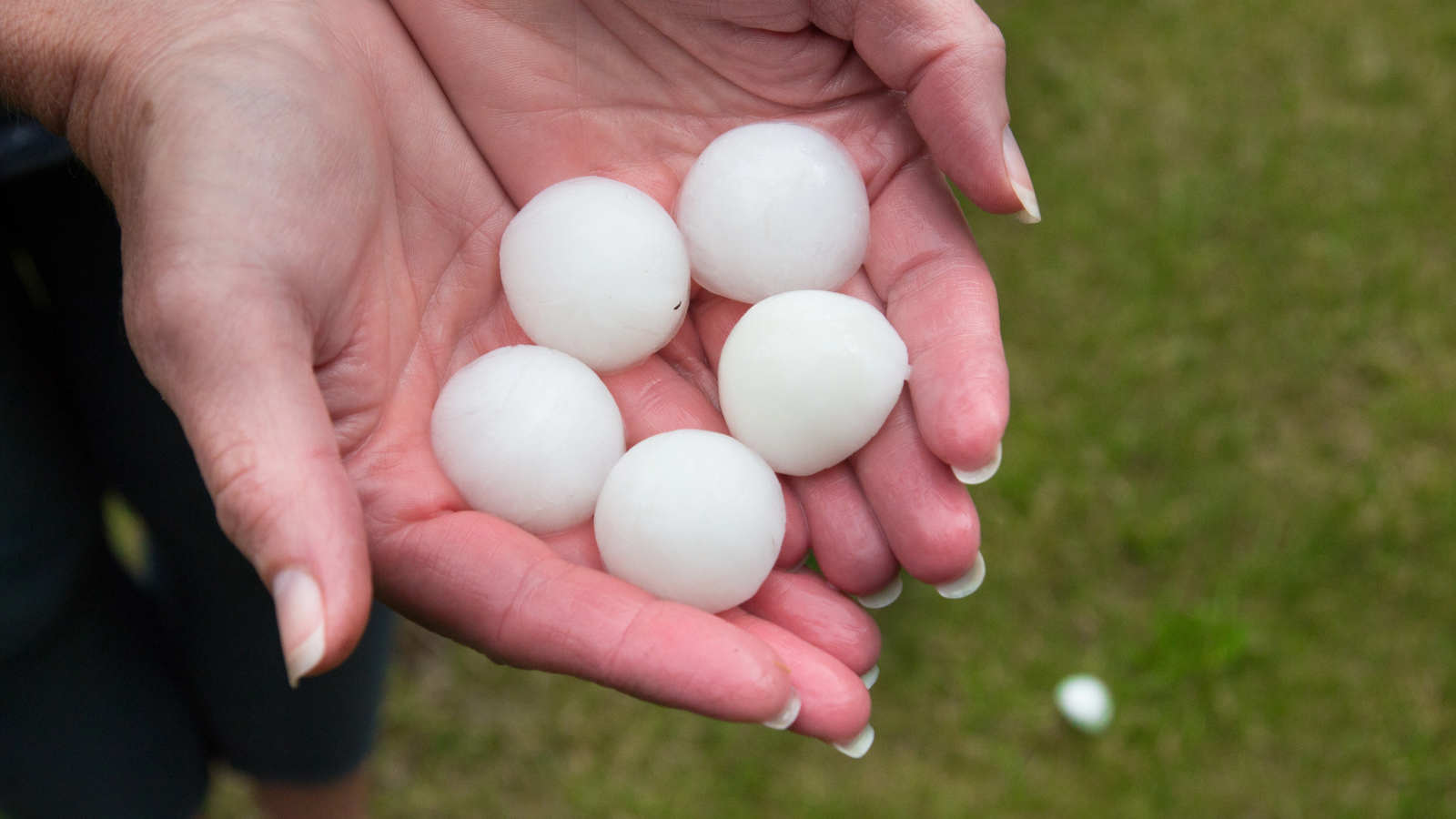 Kroupy o&nbsp;velikosti golfových míčků. Chorvatský Split se potýká s&nbsp;následky ničivé bouře