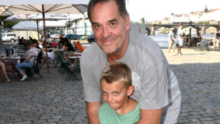 Miroslav Etzler vypravuje syna do školy. „Je to strašně drahé,“ postěžoval si