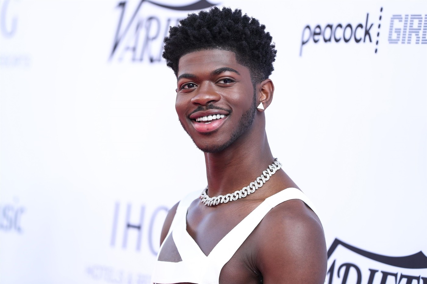 Lil Nas X zatčen nahý v ulicích Los Angeles: čelí obvinění z napadení policisty a užívání drog