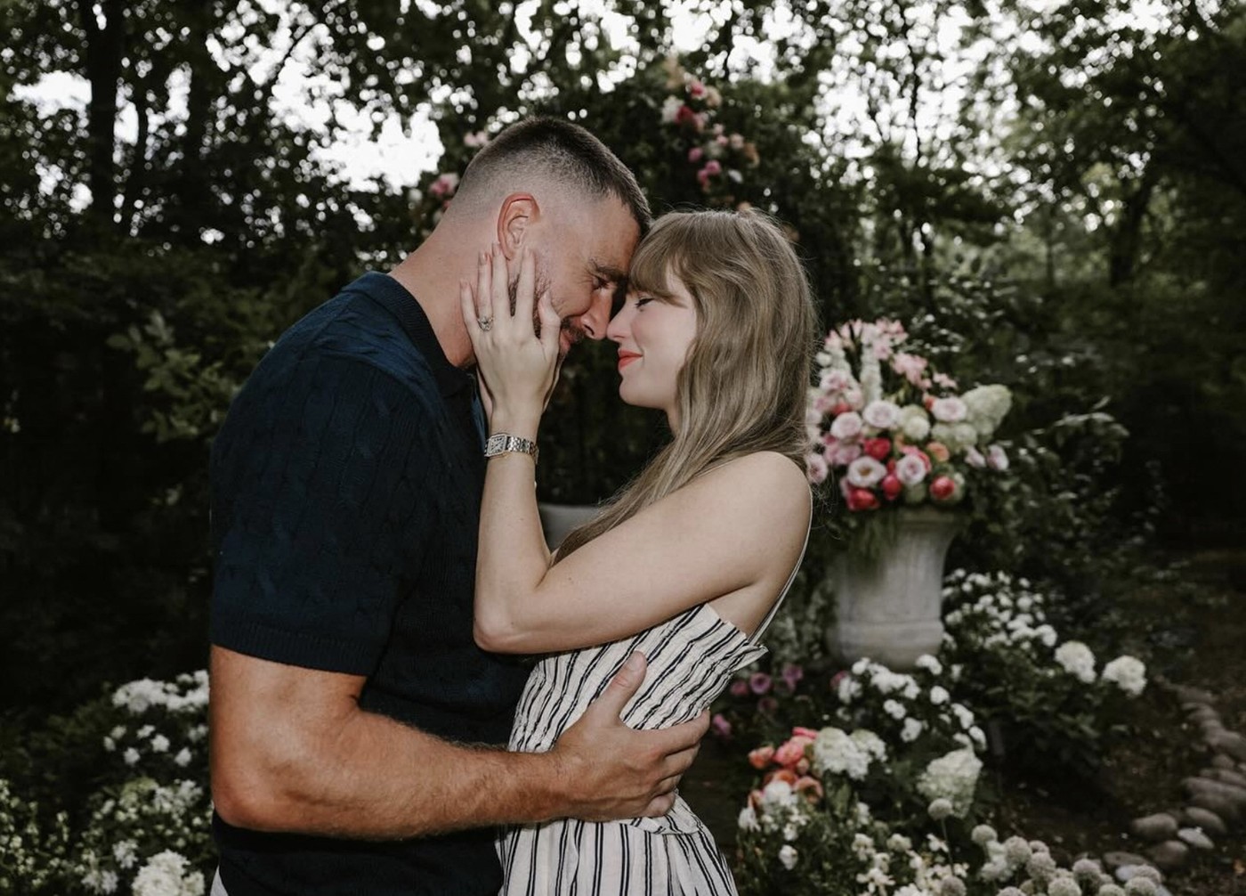 Taylor Swift a Travis Kelce se zasnoubili: Romantická žádost o ruku vás dojme