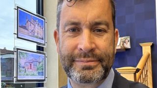 Vzali mu pracovní stůl, a&nbsp;tak po&nbsp;nich Brit vysoudil statisíce