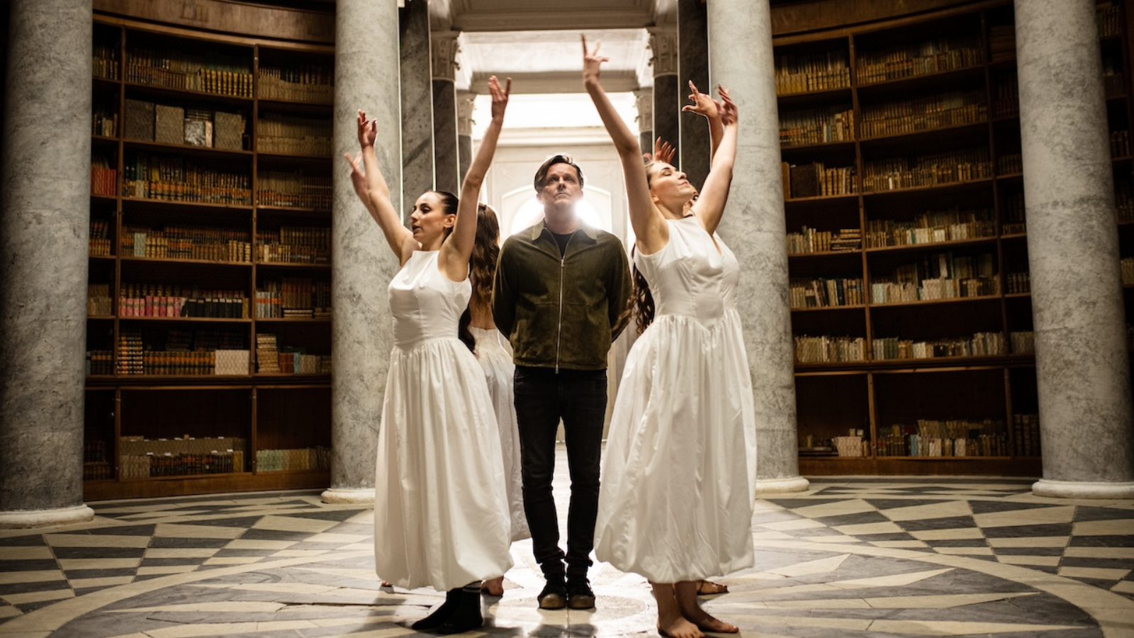 Bylo nebylo: Chinaski natočili klip na&nbsp;zámku Kačina a&nbsp;brzy představí plány pro&nbsp;rok 2026