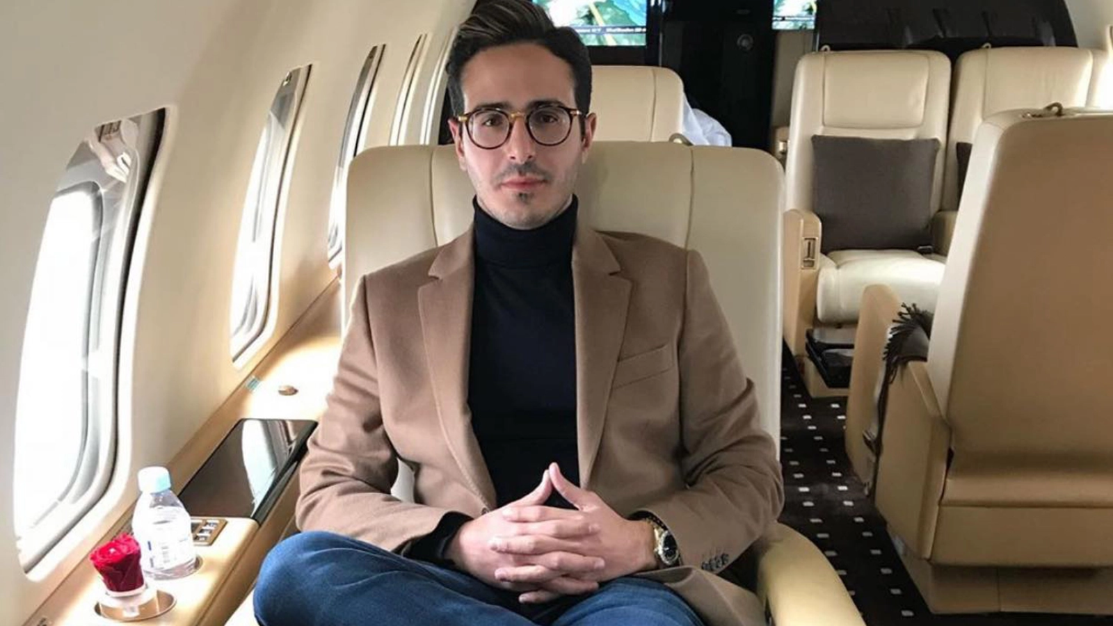 Oběti v&nbsp;dluzích, on v&nbsp;Dubaji: Podvodník z&nbsp;Tinderu si po&nbsp;vězení užívá luxusní život
