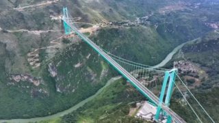 Nejvyšší most na&nbsp;světě? Nachází se v&nbsp;Číně 625 metrů nad řekou