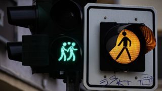 Německý soud rozhodl: Stejnopohlavní páry zůstanou na&nbsp;semaforech